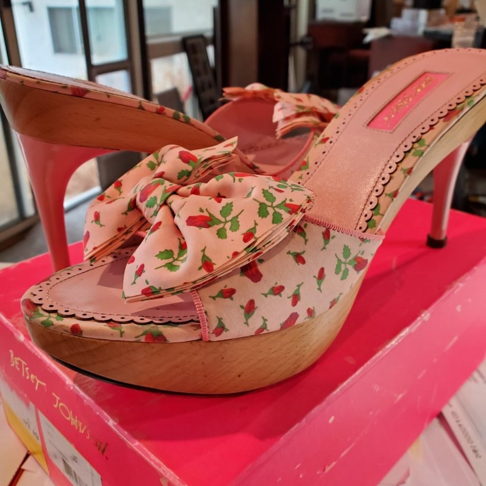 New H4912 Betsey Johnson Dax Strawberry Heels